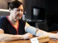 Kobieta mierzy ciśnienie. Zastanawia się, jakie ciśnienie jest niebezpieczne dla jej zdrowia.