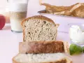 Frisches **Sandwichbrot** mit Butter, Milch und einem Apfel für ein leckeres Frühstück.