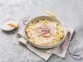 Pyszna pasta z tuńczyka i jajka, udekorowana krążkami czerwonej cebuli. Idealna na kanapki lub jako dodatek.