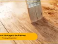 Pędzel nakłada impregnat na drewno. Dowiedz się, jak wybrać najlepszy produkt, czy lakierobejca, czy impregnat.