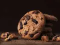Knusprige american cookies mit Schokoladenstückchen, perfekt für ein gemütliches Nachmittagessen.
