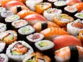 Mnóstwo pysznego sushi: nigiri z łososiem, tuńczykiem, krewetką i rolki z awokado, ogórkiem, krabem. Tak wygląda sushi, co to za uczta!