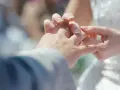 Dłoń pana wsuwa obrączkę na palec pani. To najpiękniejsze czytanie na ślub, symbol miłości i wierności.