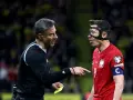 Sędzia pokazuje żółtą kartkę Robertowi Lewandowskiemu, jednej z legend piłki nożnej.