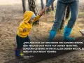 Ein Kind in gelber Kapuzenjacke und ein Erwachsener mit blauen Gummistiefeln gehen Hand in Hand. Ein Bild, das an Sprüche 3,5-6 erinnert: Vertraue dem Herrn.