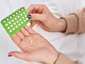 Dłoń trzyma blister z tabletkami antykoncepcyjnymi i jedną tabletkę. Tabletki dzien po bez recepty od kiedy są dostępne, to ważna opcja.