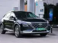 Czarny Hyundai Nexo, jeden z samochodów na wodór, tankuje na stacji.