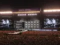 Ogromny tłum na Opener Festival, **ile ludzi**! Na scenie artyści, a na telebimach ich wizerunki.