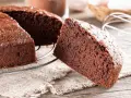 Una fetta di soffice torta alla Nutella, appena sfornata, su una griglia di raffreddamento.