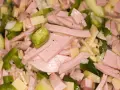 Leckerer Wurstsalat, perfekt für ein schnelles wurstsalat rezept. Mit Wurst, Käse, Paprika und Zwiebeln.