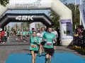 Corredores cruzan la meta de la distancia media maratón en Gandía.