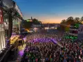 Ein riesiges Open Air Festival mit tausenden Besuchern. Die Bühne ist beleuchtet, die Menge feiert. Heute sind hier tolle Konzerte!