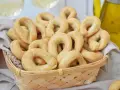 Koszyk pełen chrupiących taralli, idealnych do chrupania. Ten przepis na taralli to sekret włoskiej przekąski.