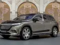 Elegancki Mercedes-Maybach EQS SUV w kolorze szaro-czarnym prezentuje się luksusowo na tle ozdobnych arkad z logo Maybach.