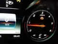 Gelbe motorkontrollleuchte leuchtet auf dem Armaturenbrett. Der Tachometer zeigt 0 km/h.