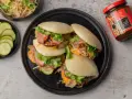 Bao z kaczką w 5 smakach, z kiełkami, kolendrą i warzywami. Obok sos do kaczki.