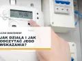 Dłoń wskazuje na licznik dwukierunkowy, pokazując jak odczytać jego wskazania.