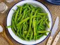 Frisch zubereitete grüne Bohnen, bereit zum Servieren. Das Bild zeigt, wie einfach und lecker Bohnen kochen sein kann.