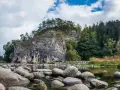 Skały i rzeka w Białce Tatrzańskiej latem. Wspaniałe atrakcje dla miłośników przyrody i spokoju.