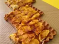 Dos porciones de tarta de manzana casera, con trozos de manzana dorados y espolvoreados con canela, sobre una base de masa crujiente.