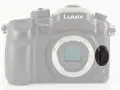 Czarne, okrągłe zapięcie na pasku aparatu Panasonic Lumix GH4.