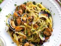 Spaghetti alle vongole surgelate, un piatto gustoso e veloce. Pasta dorata con molluschi freschi e prezzemolo tritato, pronto in pochi minuti.