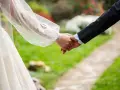 Brautpaar hält Händchen, ein Zeichen für ihren Sonderurlaub zur Hochzeit.