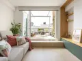 Ideas para decorar un salón rectangular: sofá gris, cojines coloridos, plantas y acceso a terraza.