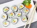 Pyszne rolki sushi z awokado, ogórkiem i marchewką. Idealne co do sushi na lekki posiłek.