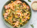 Insalata colorata con salmone affumicato, zucchine grigliate, olive e semi di sesamo. Un'idea per piatti freddi veloci e gustosi.