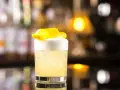 Klasyczny whisky sour przepis: orzeźwiający koktajl z pianką i skórką cytryny, idealny na każdą okazję.