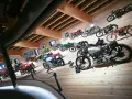 Collezione di moto d'epoca in un museo, con modelli da corsa e stradali. Un viaggio nella storia del motociclismo al museo moto passo rombo.