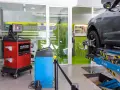 Officina con banco convergenza Hunter e auto su ponte sollevatore. Se noti **auto fuori convergenza sintomi**, qui puoi risolvere.