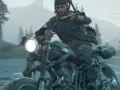 Deacon na motocyklu w deszczu, przygotowuje się do premiery Days Gone 2.