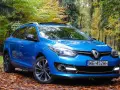 Niebieski Renault Megane 2 1.6 16v na tle jesiennego lasu.