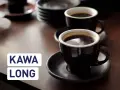 Dwie filiżanki aromatycznego espresso lungo na drewnianym blacie. Idealna kawa na początek dnia.