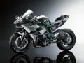 Srebrno-czarny Kawasaki Ninja H2R, znany jako najszybszy motor na świecie, z zieloną ramą i karbonowymi elementami.