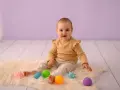 Piłki sensoryczne dla niemowląt - jak wspierają rozwój i bezpieczeństwo