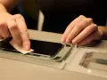 Delikatne czyszczenie ekranu telefonu przed nałożeniem szybki ochronnej. Instrukcja jak założyć szybkę na telefon krok po kroku.