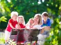 Szczęśliwa mama z czwórką dzieci, marząca o emeryturze dla matek 4 dzieci, które pracowały.