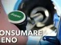 Mano che preme il pulsante "Super" su un erogatore di carburante, suggerendo come la modalità eco cosa significa per un consumo ridotto.