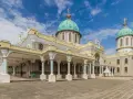 Katedra Świętej Trójcy w Addis Abebie, z zielonymi kopułami i kolumnowym portykiem, pod błękitnym niebem.