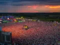 Tysiące ludzi na koncercie podczas Łódź Summer Festival 2026. Zachód słońca nad festiwalową sceną.
