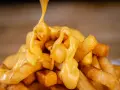 Z czym podawać frytki? Odkryj najlepsze sosy i dodatki do frytek