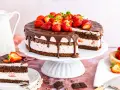 Schoko Erdbeer Torte Kinder: saftiger Schokokuchen mit Erdbeercreme, überzogen mit Schokoglasur und frischen Erdbeeren. Ein Traum für jedes Kinderfest!