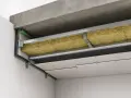 Dettaglio costruttivo di un controsoffitto insonorizzato con lana di roccia e pannelli in cartongesso.
