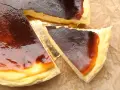 Pyszny sernik z przypaloną skórką, który może być najstarszy przepis na sernik. Kremowe wnętrze i lekko gorzkawa góra.