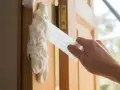 Skuteczne metody na usunięcie rys na drzwiach wejściowych krok po kroku
