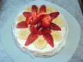 Eine leckere Erdbeer-Bananen-Torte mit viel Sahne und frischen Früchten, perfekt für den Sommer.