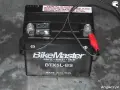Akumulator motocyklowy BikeMaster BTX5L-BS podłączony do ładowania. Sprawdź, ile powinien mieć naładowany akumulator.